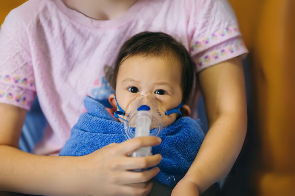 क्या आपके बच्चे को Pneumonia है? जानिए इसके खतरनाक लक्षण और इलाज के उपाय!