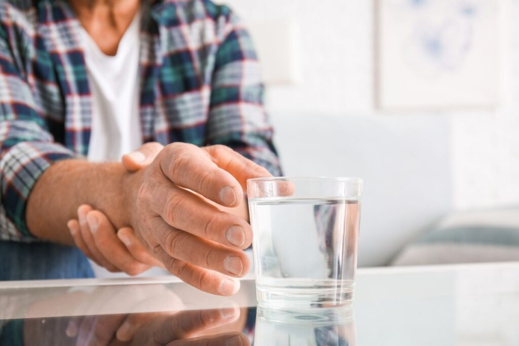 क्या आपके हाथ कांपते हैं और चाल धीमी हो रही है? जानिए Parkinson’s Disease के संकेत जिन्हें नजरअंदाज करना पड़ सकता है भारी!