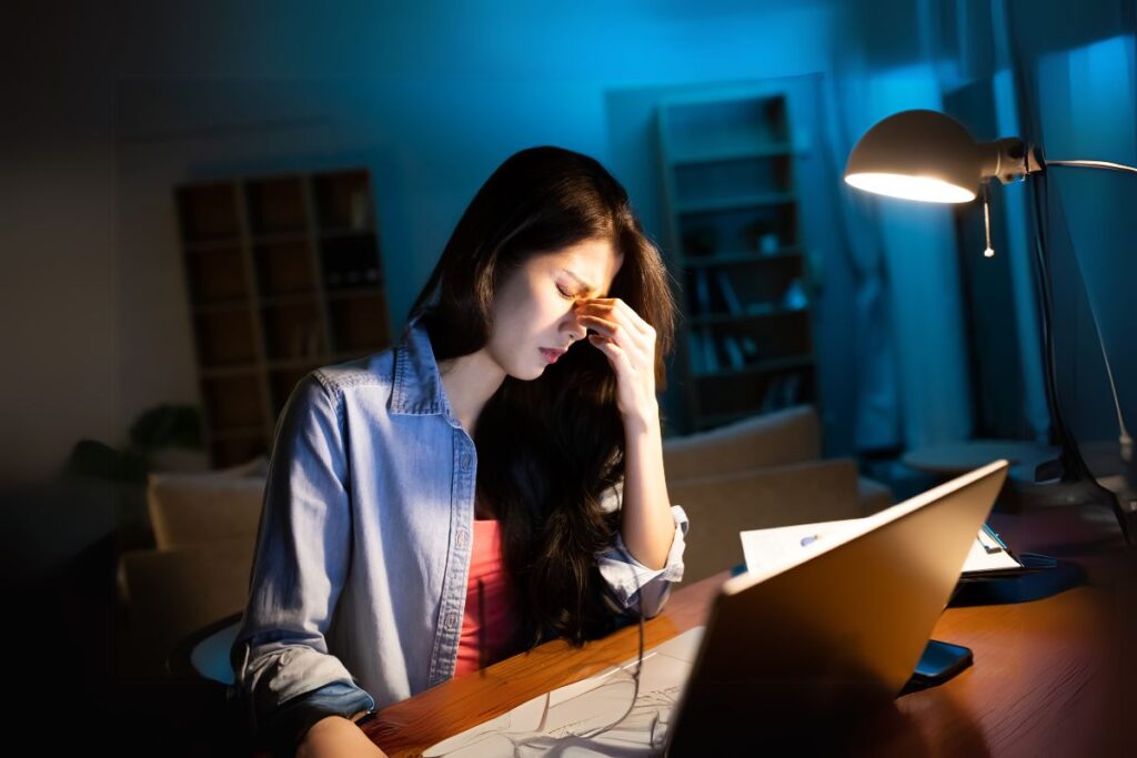 क्या आपके सिर में अचानक तेज दर्द हो रहा है? जानें माइग्रेन (Migraine) के लक्षण और इलाज के प्रभावी उपाय