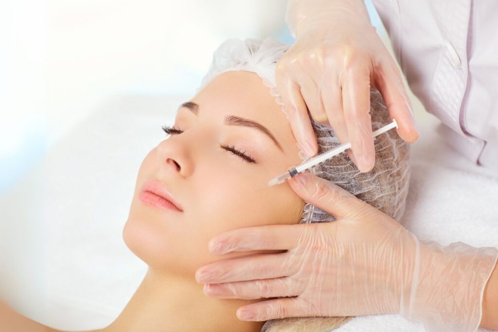 क्या फिल्म स्टार्स की तरह झुर्रियां छिपाने के लिए Botox का इस्तेमाल करना सही है? जानिए इसके फायदे और नुकसान!