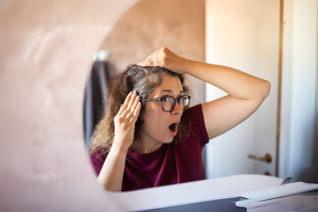 क्या सफेद बालों से छुटकारा पाया जा सकता है? जानिए सफेद बालों के 5 प्रमुख कारण और इनसे बचने के उपाय!